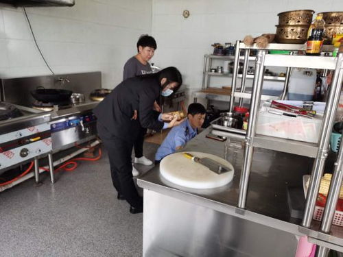 烏審旗市場監管局 嚴把食品安全關 護航“雙節”餐飲消費